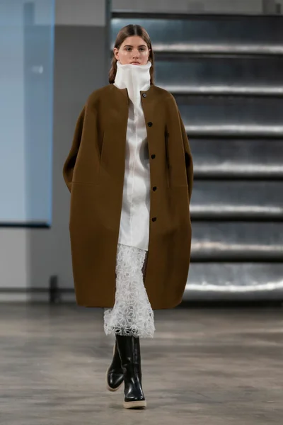 Look 16